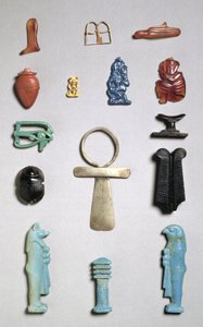 Egyptiske amuletter, perler og anheng (gull, fajanse og halvedelstener)